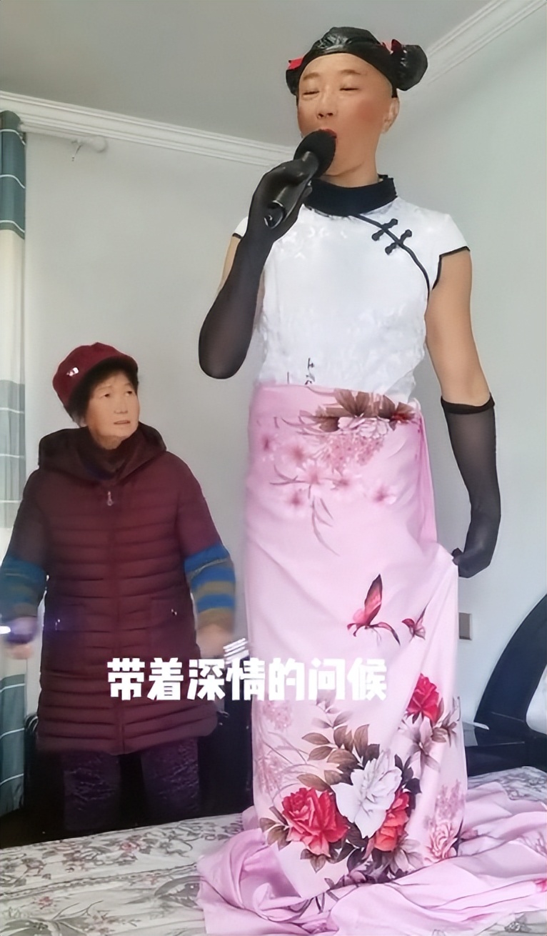 爱表演的生哥：模仿老太太走红圈粉400万，被赞“第二个宋小宝”