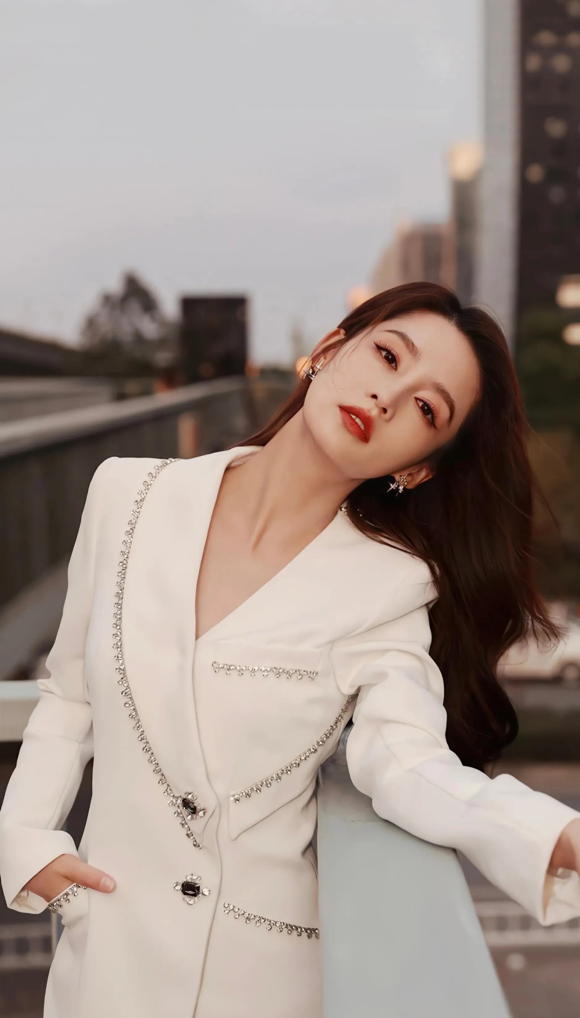 李沁原图画质增强版美图分享