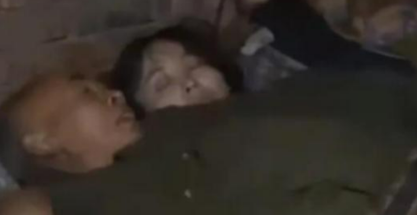 女大学生被卖山村老汉，关猪圈17年，亲爹找来为啥却给老汉一沓钱