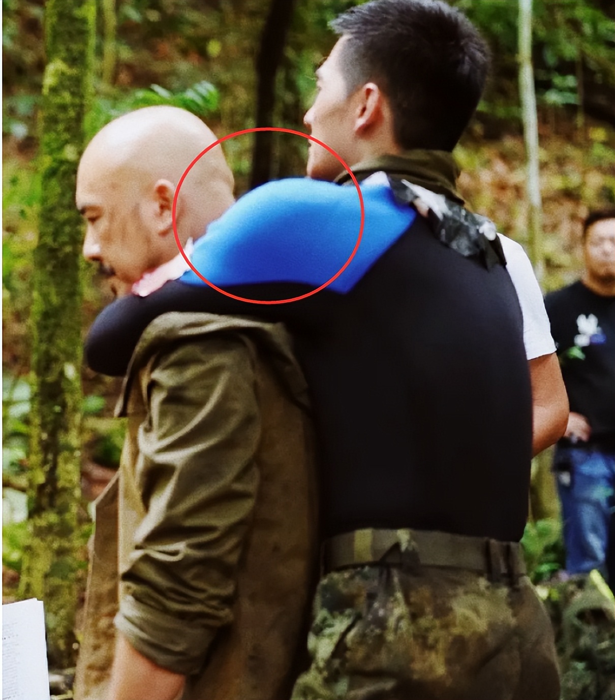 吃空气、假开车、骑假马、戴假肩胛骨，内娱明星拍戏有啥是真的？