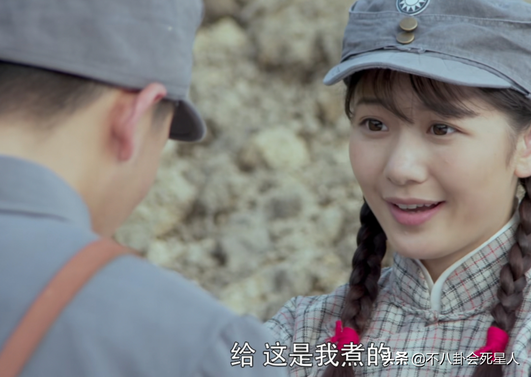 抗日剧变矫情？涂发胶抹口红，白面烧饼还嫌弃，对得起以前战士吗