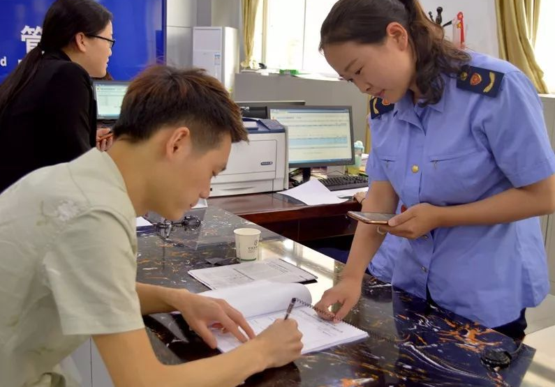 公务员“年龄限制”被打破？实行报考新标准，网友评论一边倒