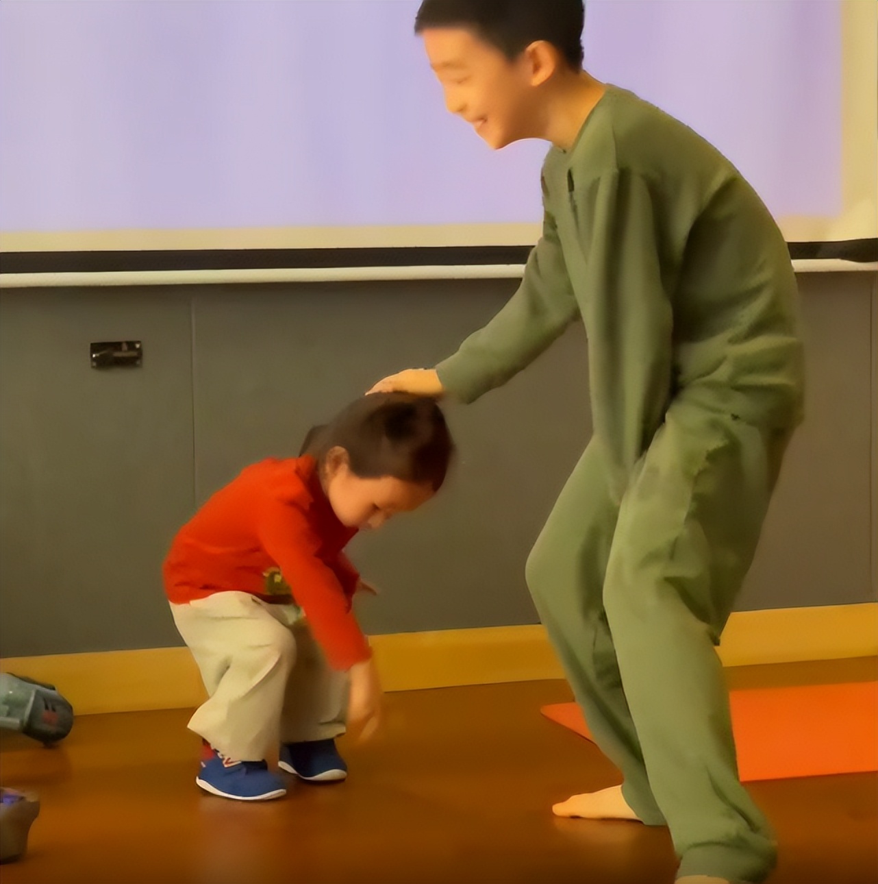 陈小春晒俩儿子萌态，二宝留长发扎揪揪打扮像女孩，长相遗传爸爸