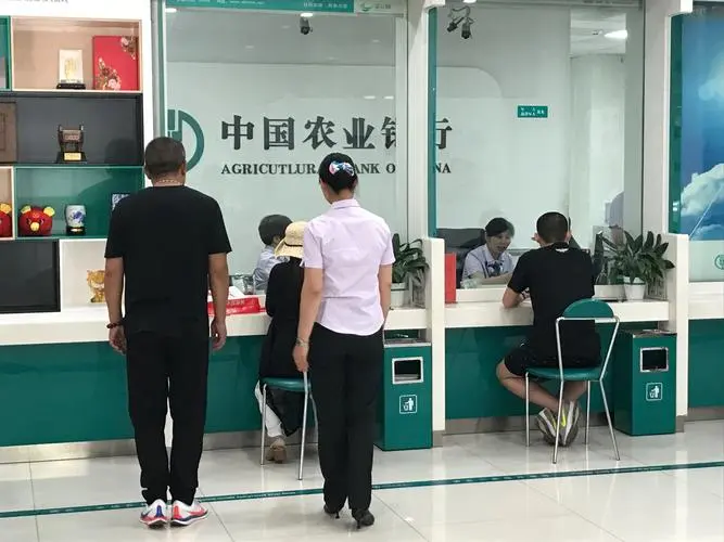 1989年男子2千元存银行20年,到期后应取90000,银行:只能付9000