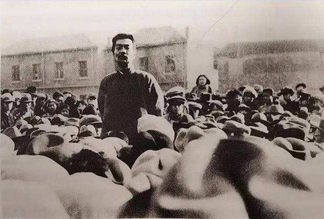 鲁迅第一次在北大上课，因穿着破旧被嘲笑，几分钟后教室鸦雀无声