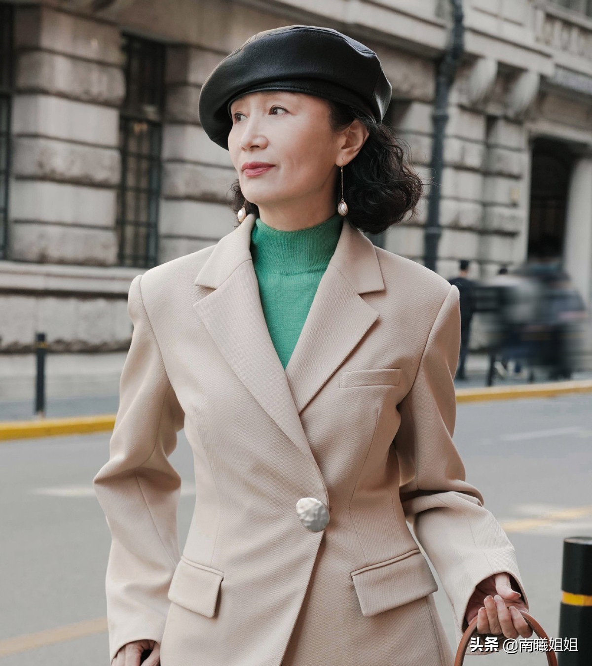 这是我见过最优雅的50+妈妈，不露腰不秀腿，却比明星还有气质