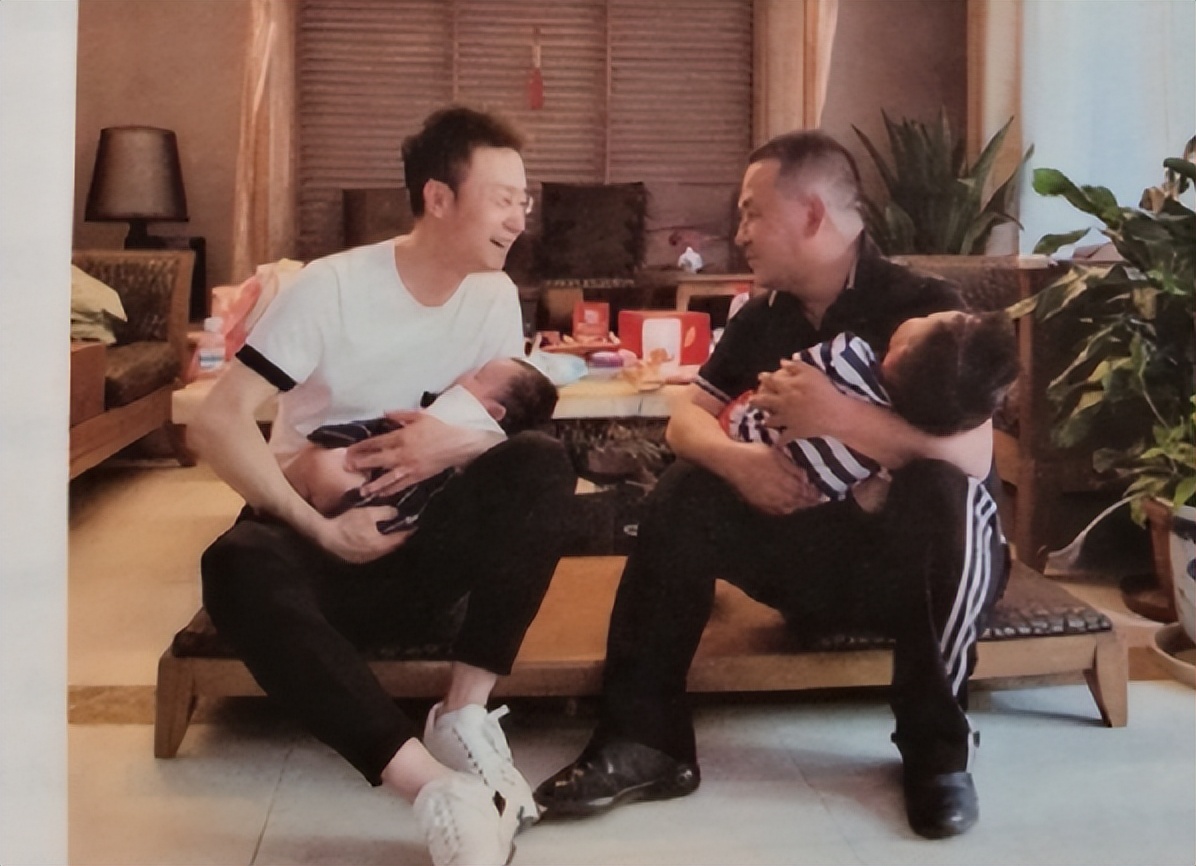 月亮姐姐罕见秀恩爱，甜喊富商老公孩儿他爸，男方长相憨厚显富态