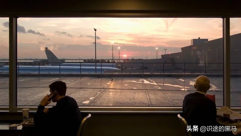 科技公司CEO下飞机就被警察按倒在地，竟与30年前的美女惨案有关