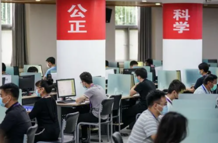 为何高考要求用2B铅笔涂卡？通过试卷扫描结果，学生明白其中秘密