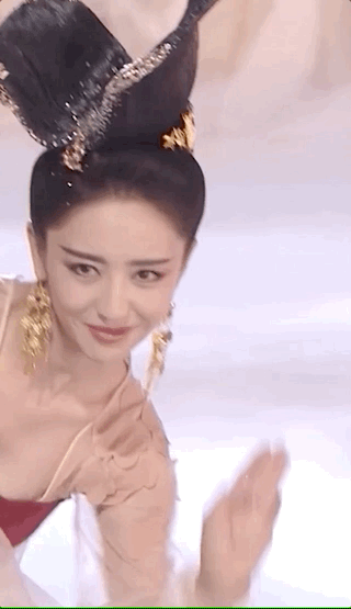 佟丽娅终于又冒泡了！9张自拍换了5身衣服，网友却喊话跪求发原图