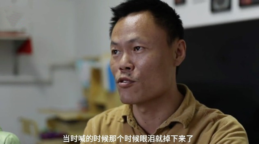 2008年，山东女孩翻墙私奔成瘫痪，小伙照顾14年，四次背她上泰山
