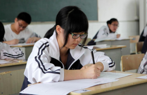 女子学校的男教师（16岁女学生被男教师言语骚扰）