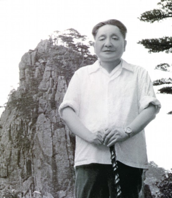 1979年75岁邓小平登黄山，随行人员担忧，邓小平：我比你们有经验
