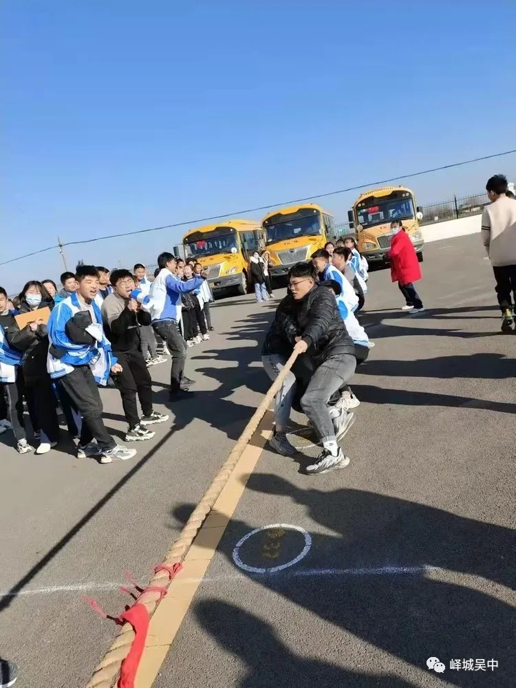 众心共系一根绳峄城区吴林街道中学举行拔河比赛