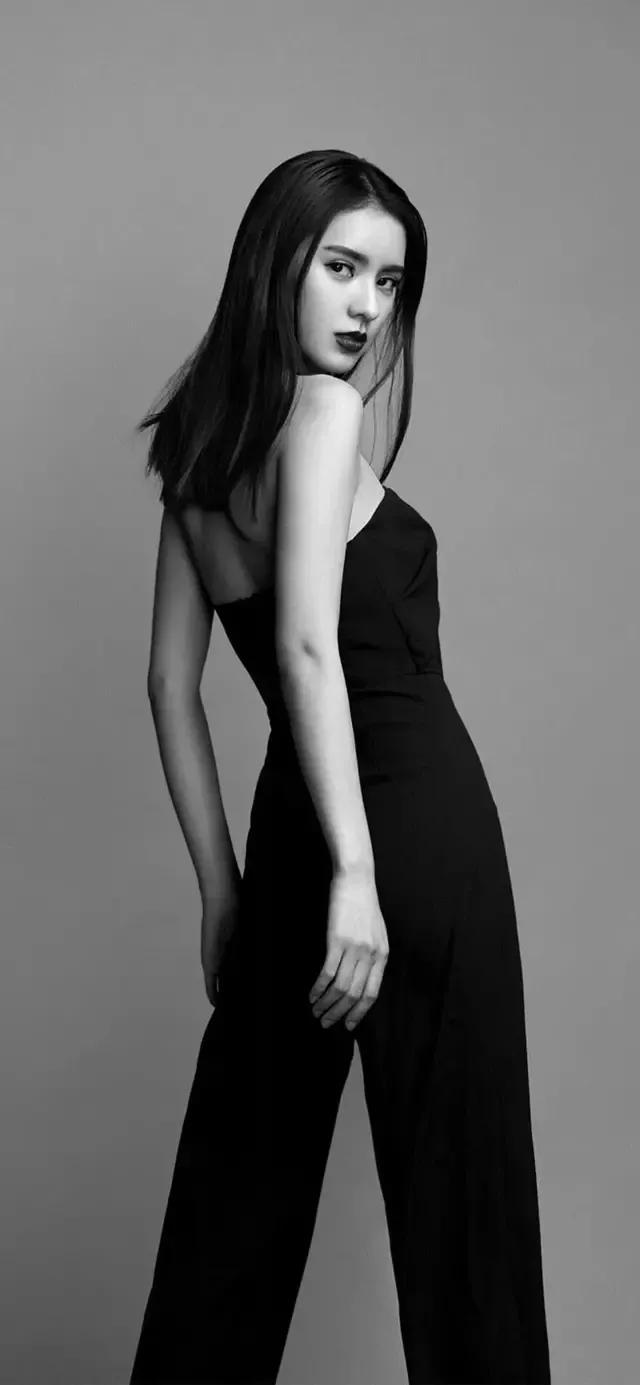 张予曦：清秀俊美，气质优雅，温婉大方，侧颜堪称完美