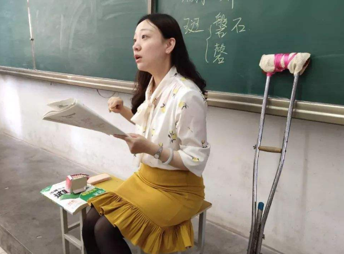 校长拿绩效工资的150%，副校长拿140%，老师的绩效工资咋分配？