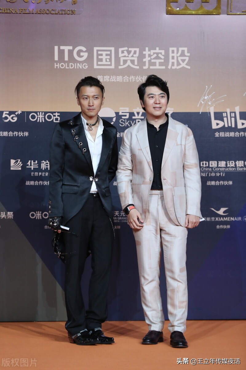 谢霆锋GUCCI旗舰开幕：白衬衫黑马甲，复古有型