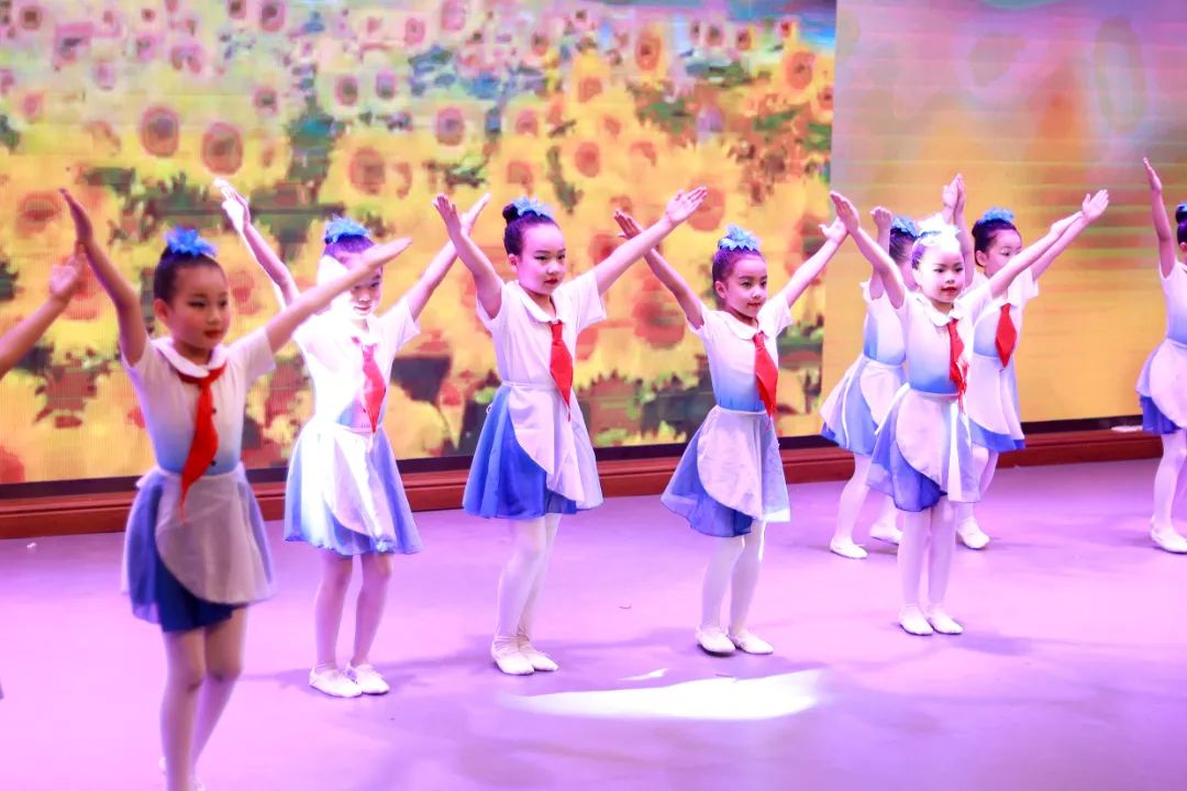 天府新区华阳实验小学举行“童星耀五月·艺术绽花开”群舞比赛