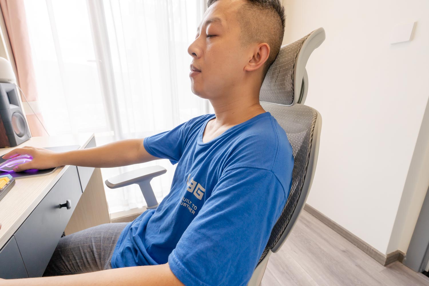 永艺XY椅体验：双背联动，不仅好看，更是坐躺都舒适