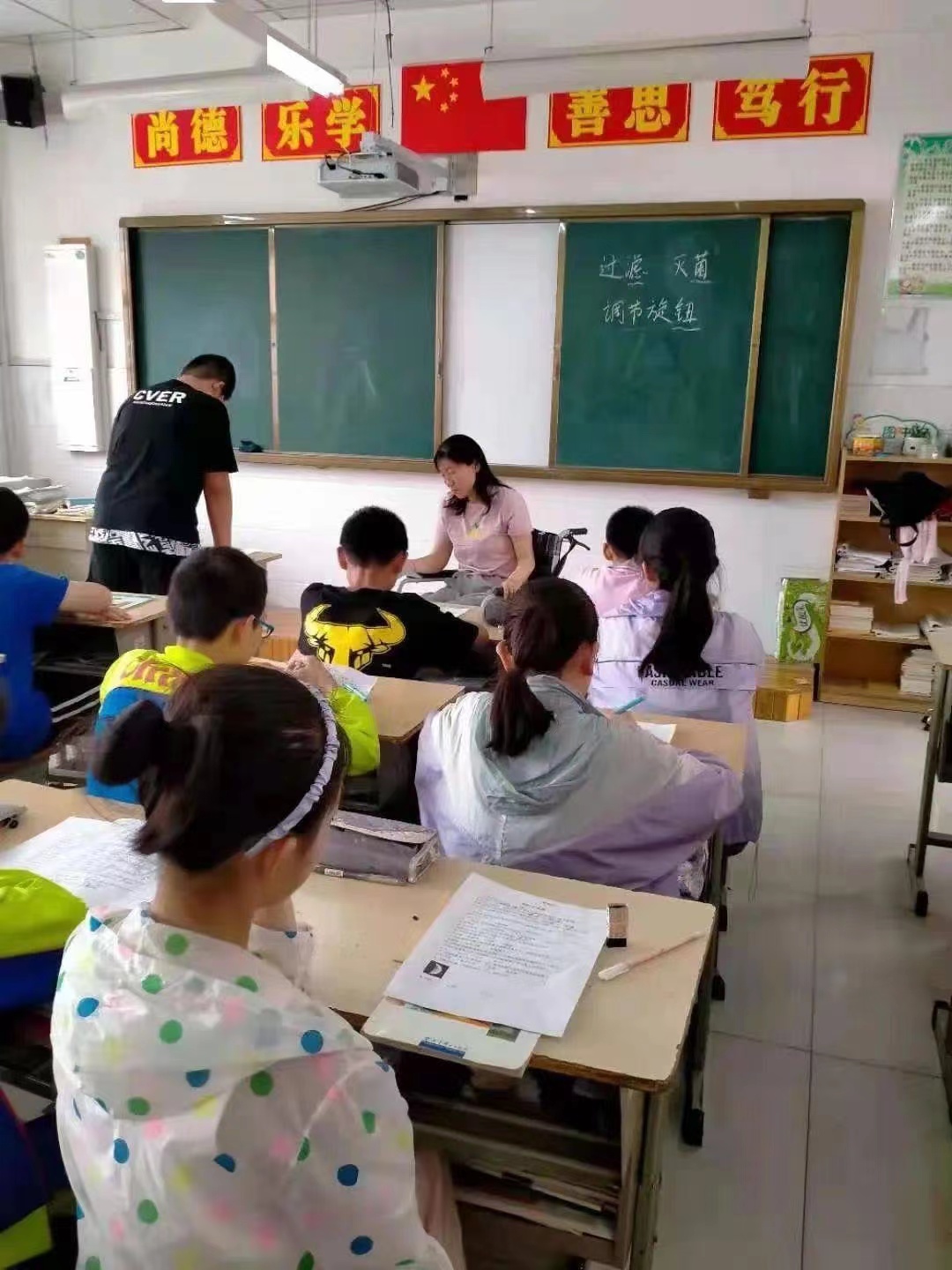 老师怀孕，坐着上课被教育部门巡视领导批评，委屈哭了