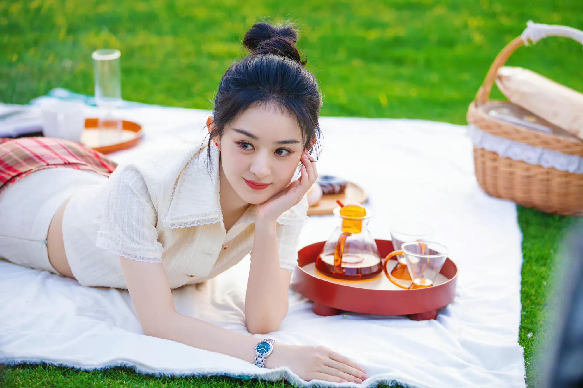 赵丽颖最新九宫格露营大片，丸子头造型少女感十足