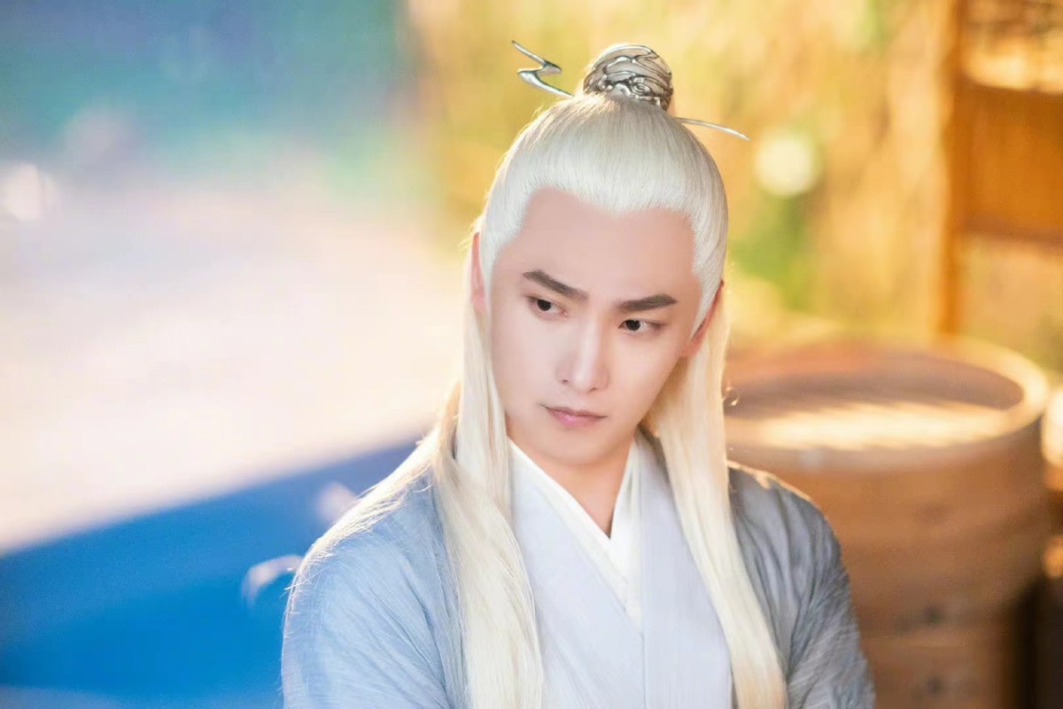 同样是演“白发美男”，有人一眼万年，有人像顶了一头枯草
