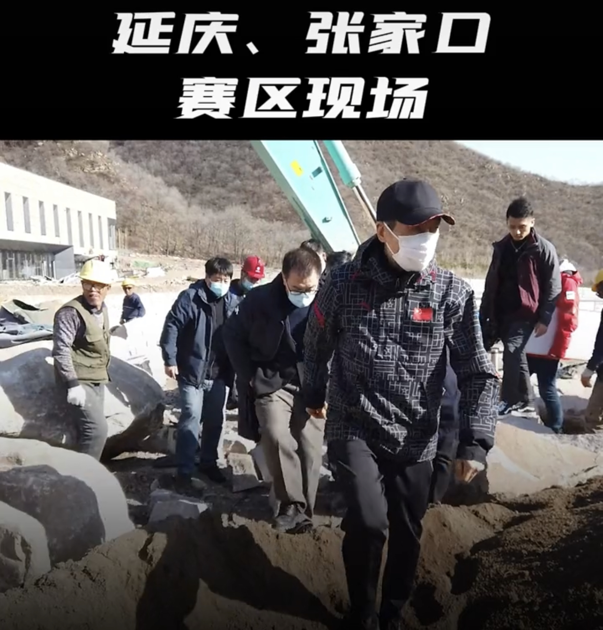 张艺谋大赞冬奥开幕式，圣火点燃后含泪与人拥抱，凌晨仍忙闭幕式