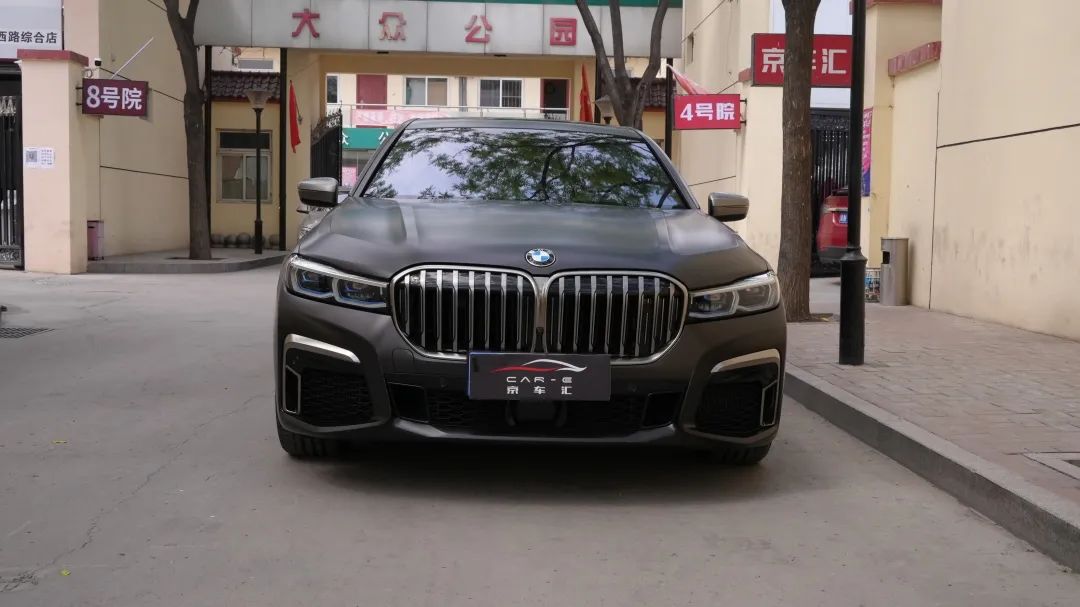 豪华旗舰车型宝马M760Li选择XPEL哑光车衣为其保驾护航