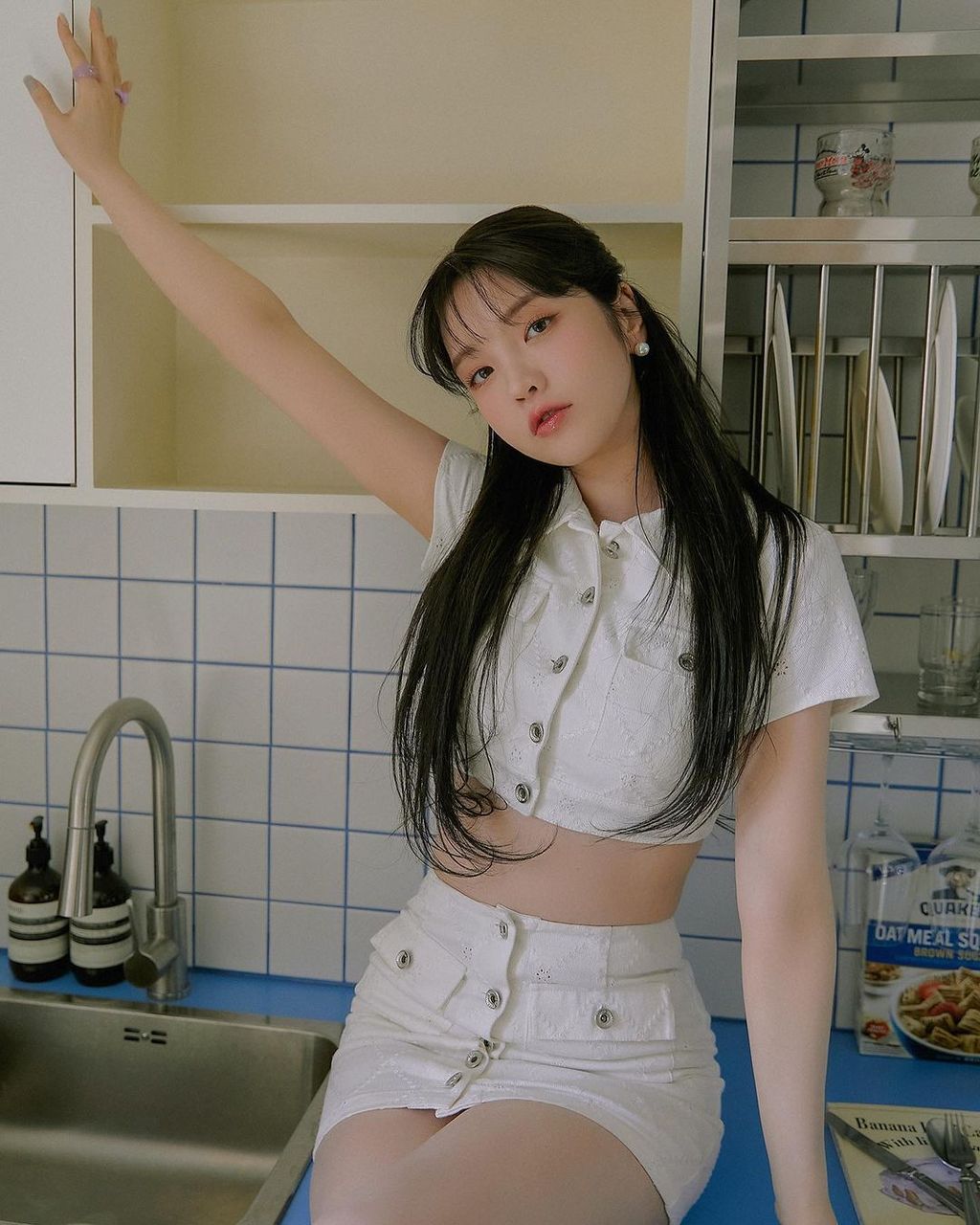 朴叙俊被爆出新恋情？与金发妹伴游英国，网友起底她是百万网红