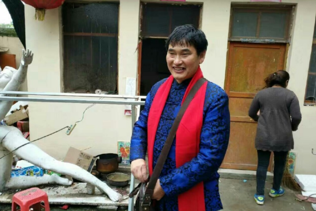 大衣哥前脚给陈萌买首饰，后脚卖废品换馒头，直言：能吃好几天