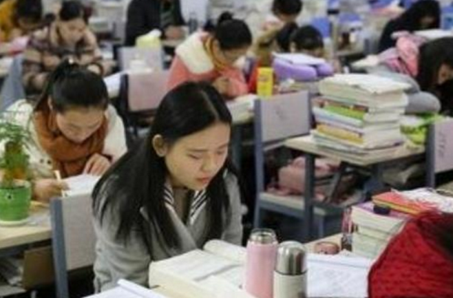 大四女学生因“违规操作”入狱，恳请回校补考，学校的做法太明智