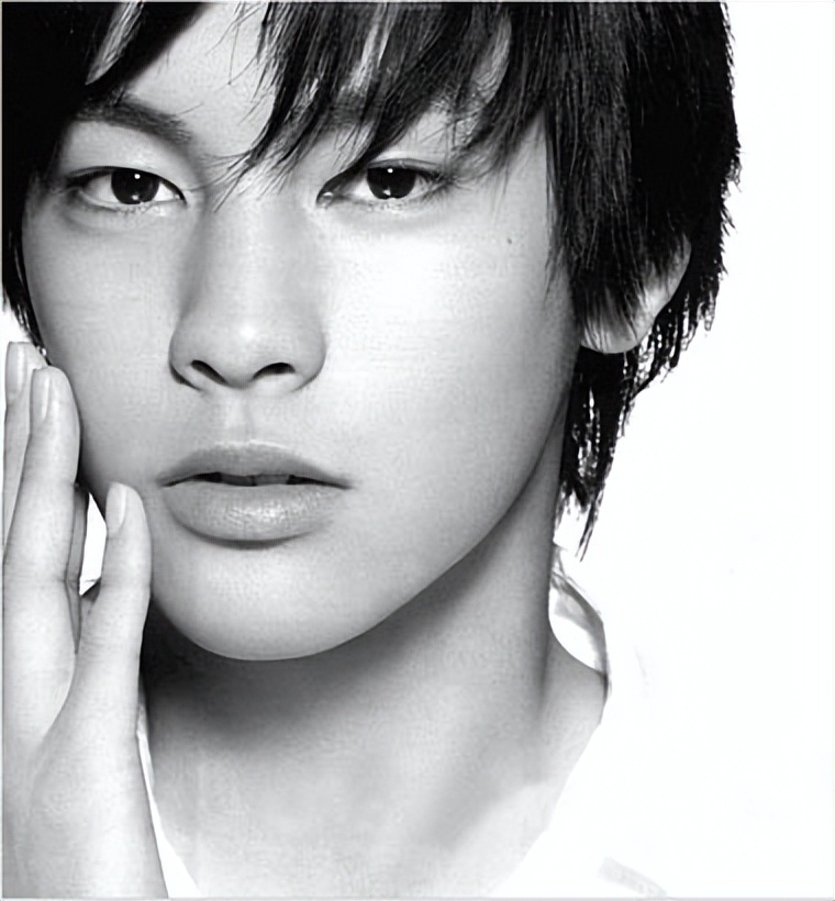 还记得《霸王别姬》的小豆子吗？一个要出家一个被张国荣改变命运