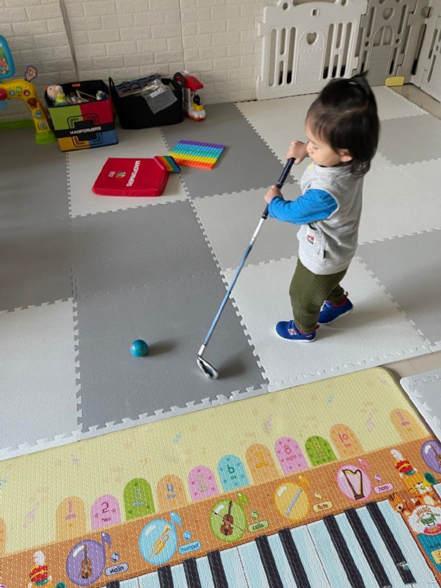 应采儿晒母子三人合照，2岁Hoho五官变化超大，清秀帅气像女孩