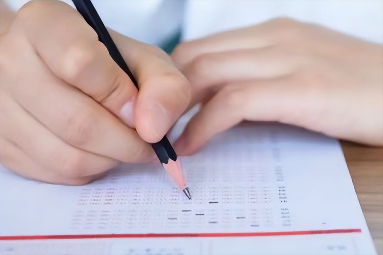 为什么高考一定要用2B铅笔？看到电脑扫描后的试卷，屏幕给出真相