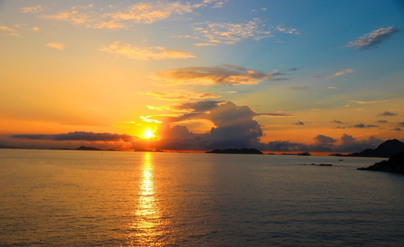 海上日出，让大地充满生机和希望