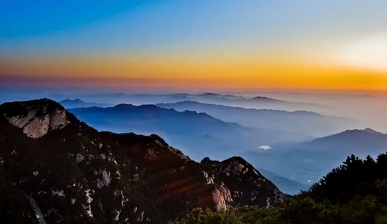泰山上“䖝二”两字，日本专家研究了十年，郭沫若一笑破解谜底
