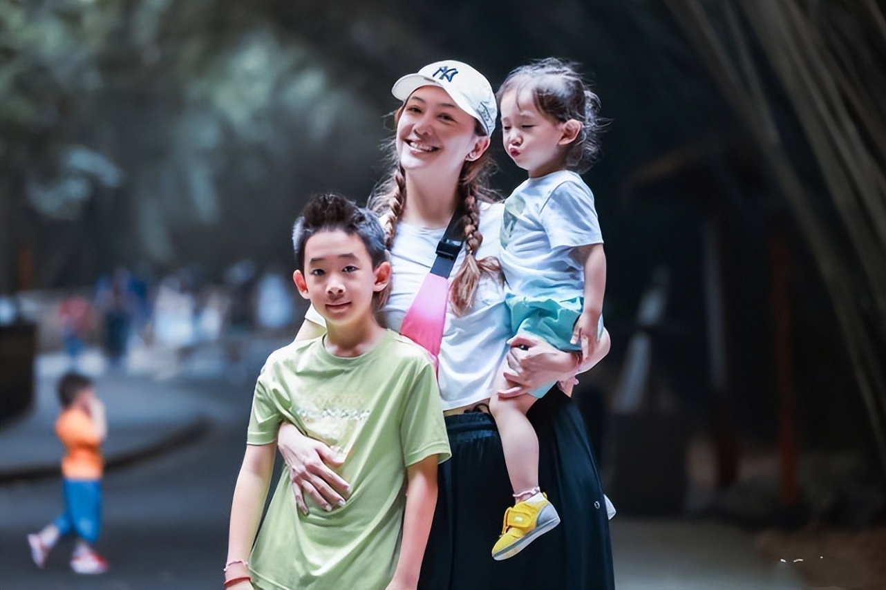 应采儿一家四口拍全家福，小儿子再被错认成女孩，网友催生三胎