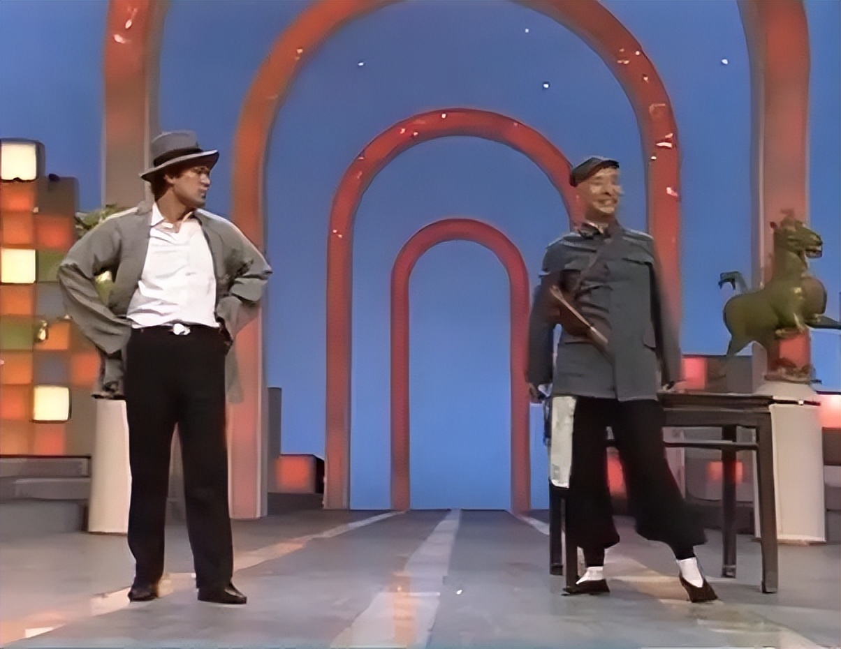 主持人抢话、演员笑场，这8届央视春晚的失误，堪称“灾难现场”