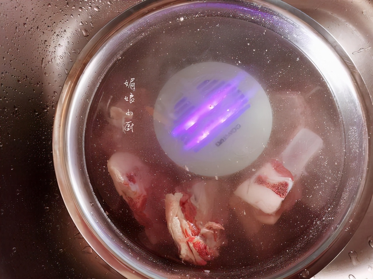 冬天做羊排炖萝卜记得加4样香料就够，汤清鲜美，羊肉香软不膻