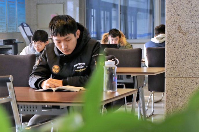 老师让填放假留校理由，只有一人敢说真心话，网友：为壮士点赞