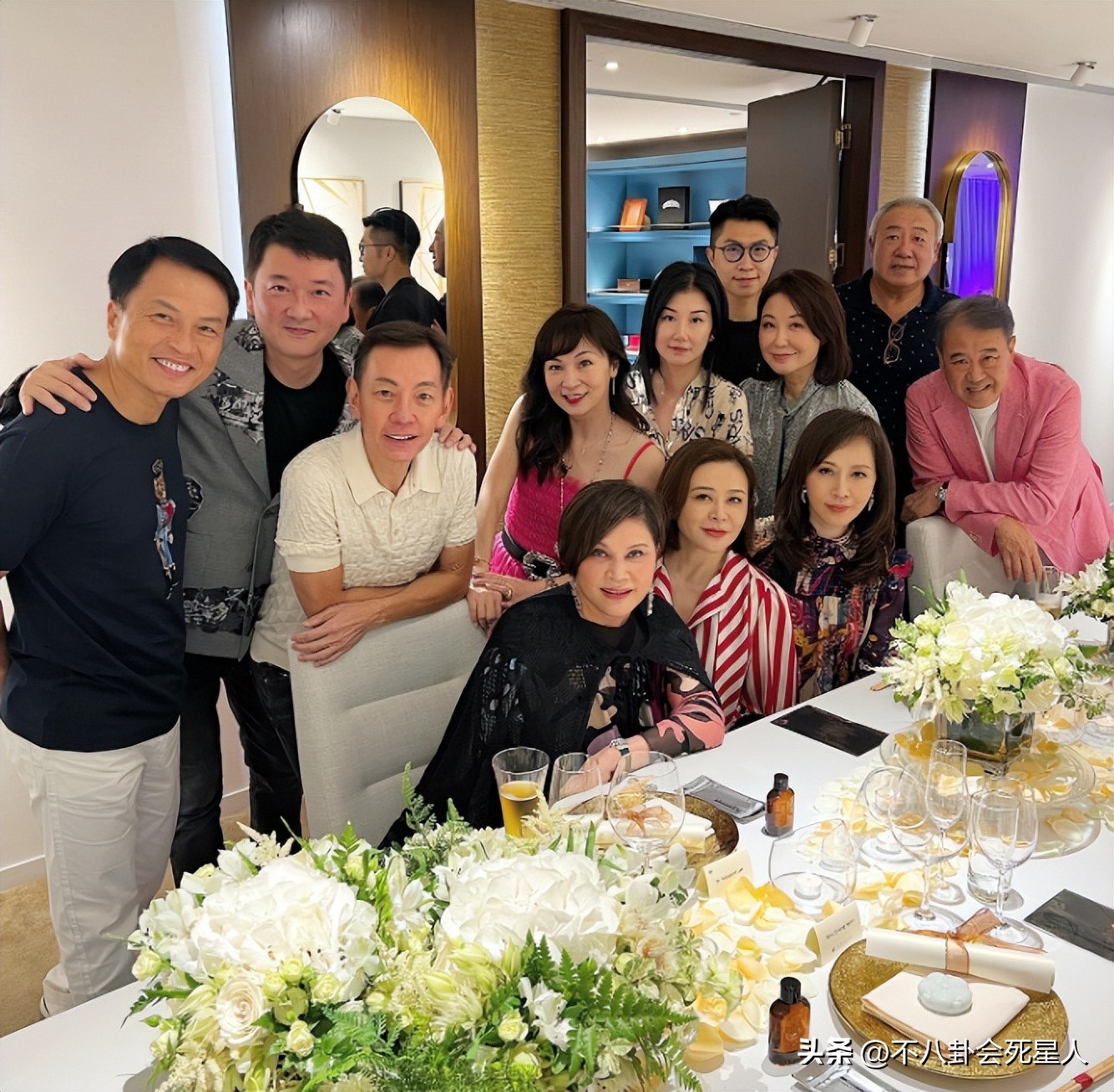 59岁关之琳状态回春!与68岁前男友聚会,颜值胜过对方年轻小女友