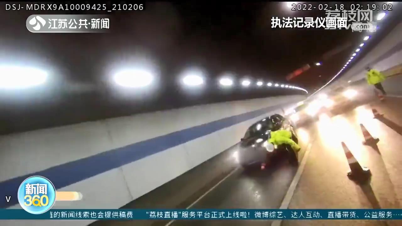 开车带着锥筒一路拖行，司机浑然不知 原来是酒驾