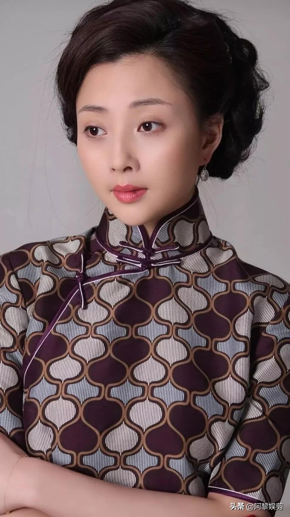 殷桃端庄优雅，肤白貌美