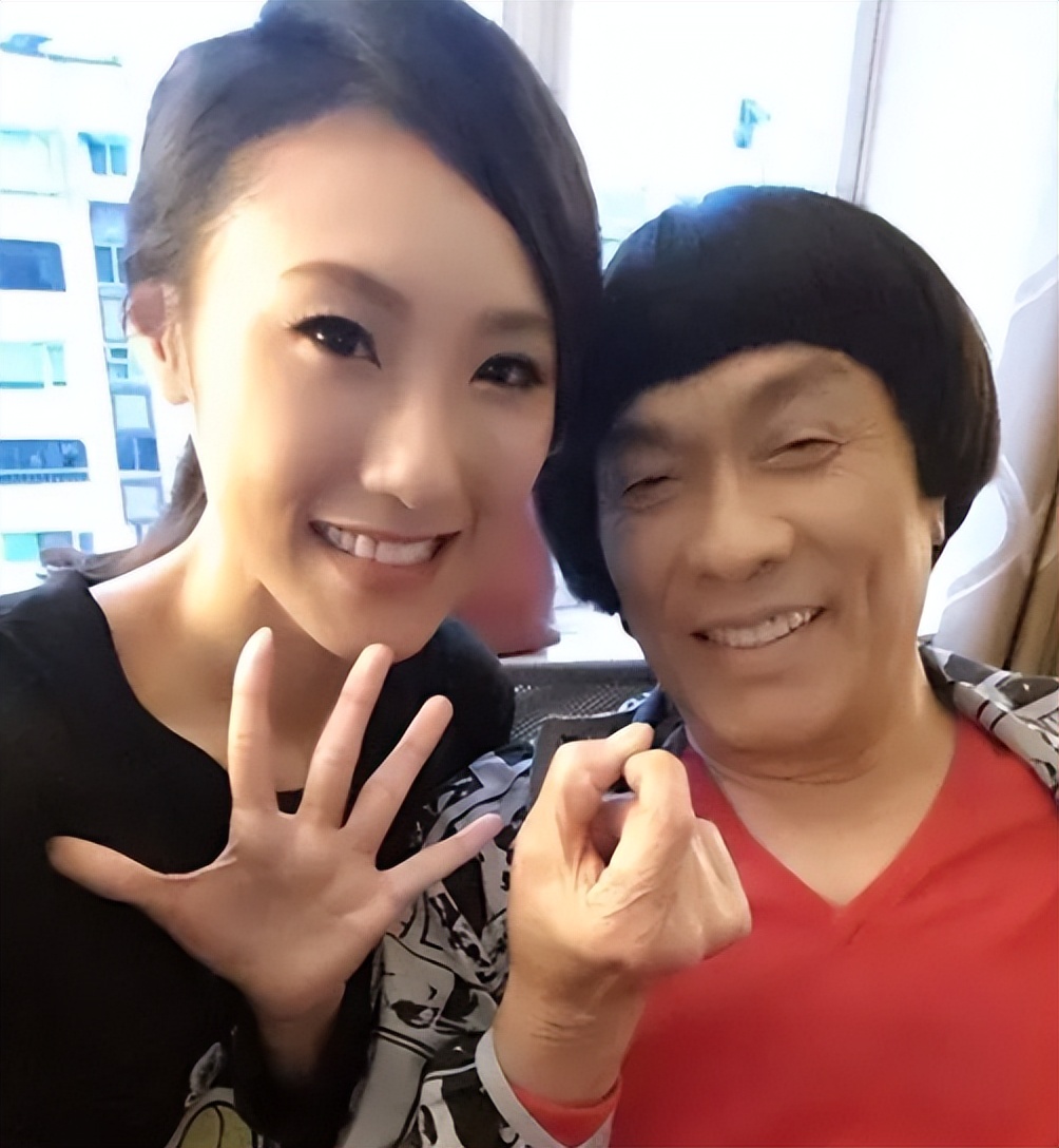 2017年，猪哥亮去世，生前背上数亿赌债，与女儿谢金燕互曝丑闻