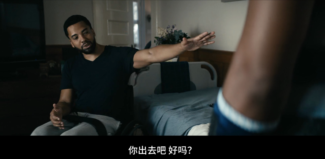 《黑袍纠察队》里有个傻孩子去道歉，专挑没用的说