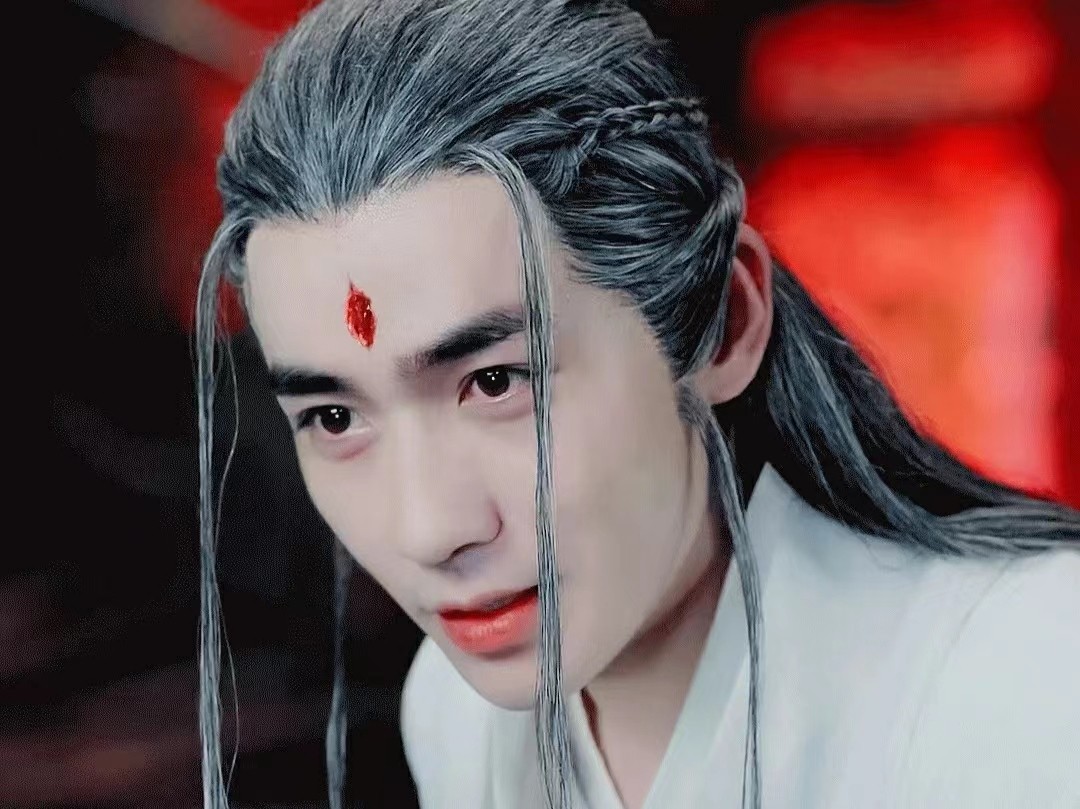 同样是演“白发美男”，有人一眼万年，有人像顶了一头枯草