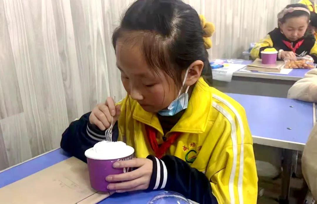 「战疫必胜」“我在学校挺好的，爸爸妈妈请放心”