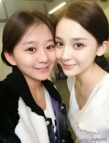 娜扎大学生时期 ​​​跟朋友们的合照