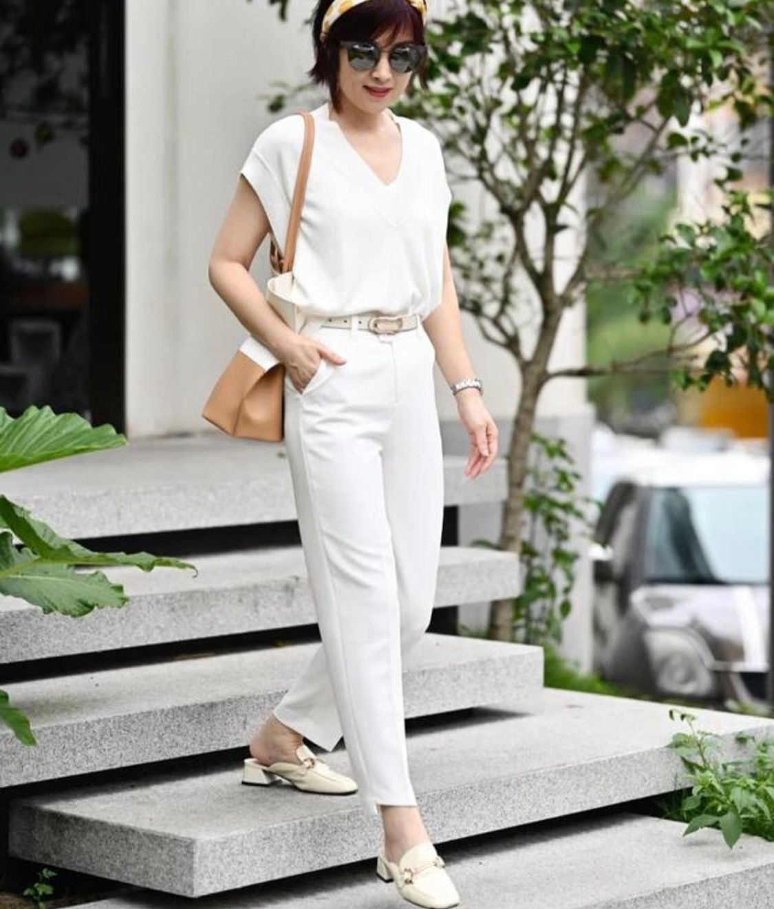 建议上了年纪的女人：衣服不艳、裤子不紧、鞋跟不高，优雅又体面