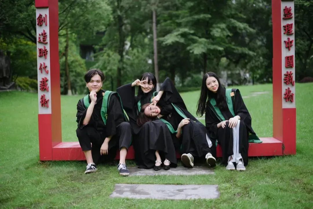 仙气十足！这些学位服有点不一样！网友：学位服一定得是西式的？如果来点中国风呢